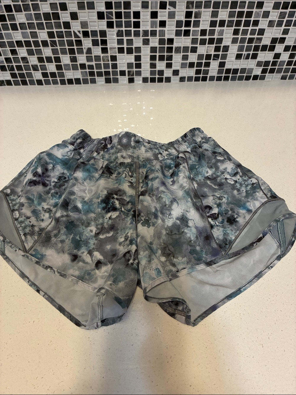 lululemon athletica Hotty Hots Blue Gray Floral-Print Athletic Shorts Size 4